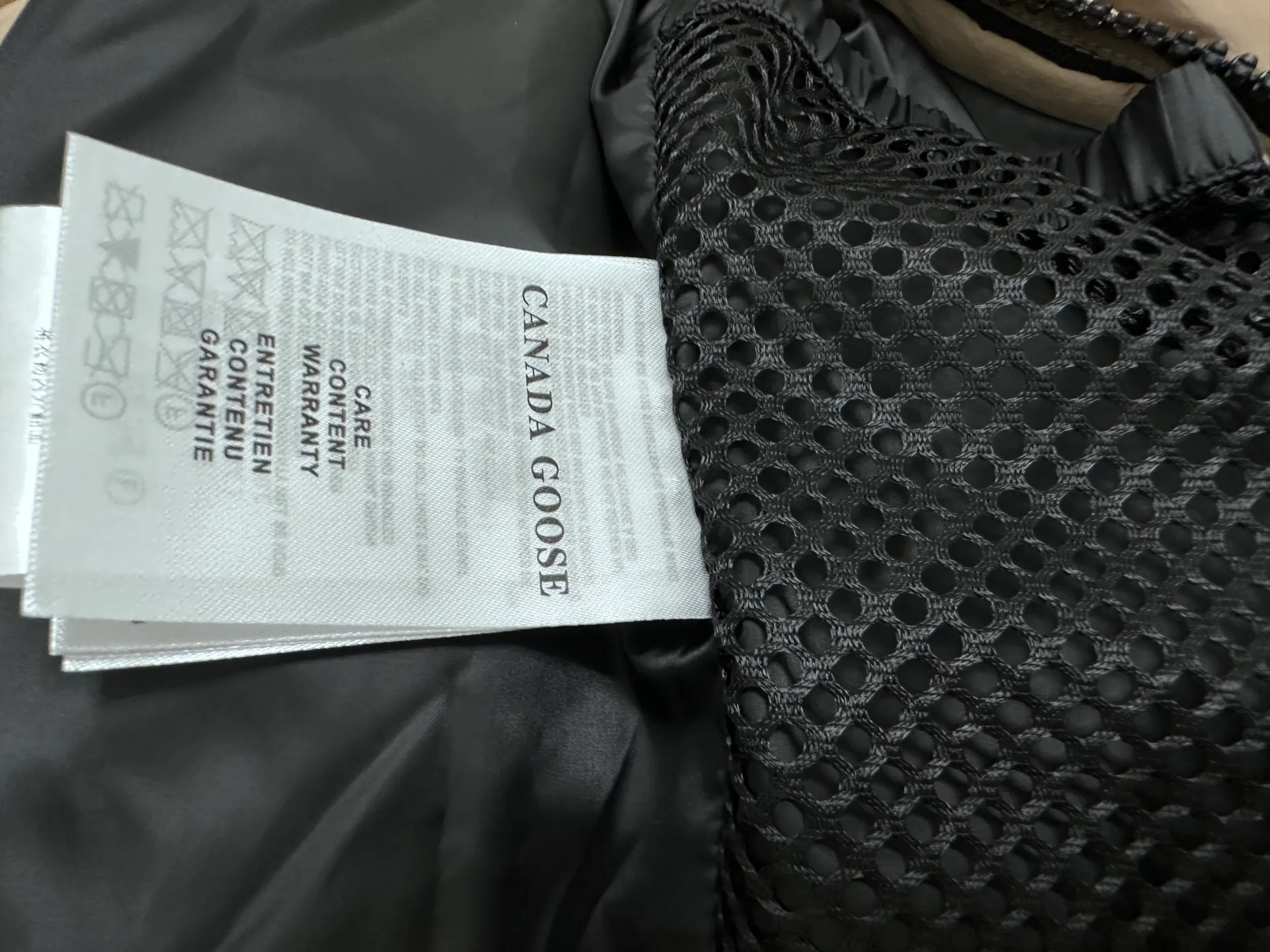 P840 【Canada gooes】Large Goose Sleeve Stand Collar Down Jacket Lawrence down jacket provides basic protection for daily adventures. Delicately soft fabric, this is a water-repellent fabric that is soft to the touch yet durable. Filled with extremely fluffy white duck down. This piece has a quilted body and structured down. Padded collar and reflective double-stripe grip tape. Extended hem and tucked-in inner rib-knit cuffs. Size: XS-2XL